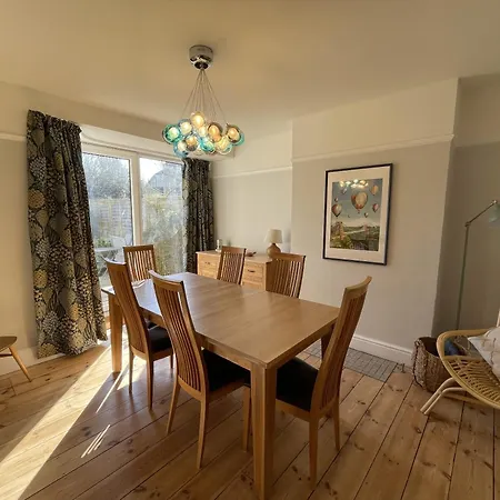 Harmonious Family In Westbury-on-trym * Бристоль